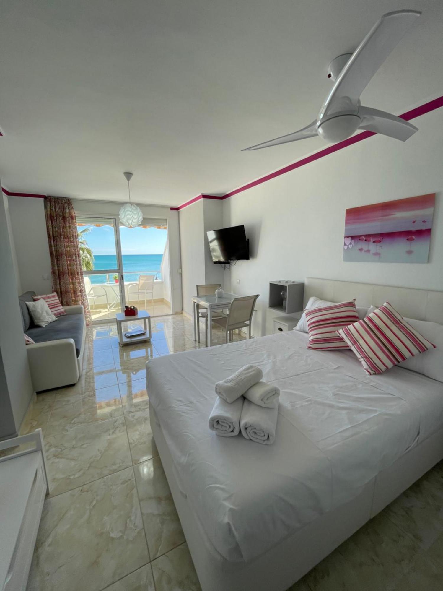 Roca Chica. Studio - First Line Beach Torremolinos Exteriör bild