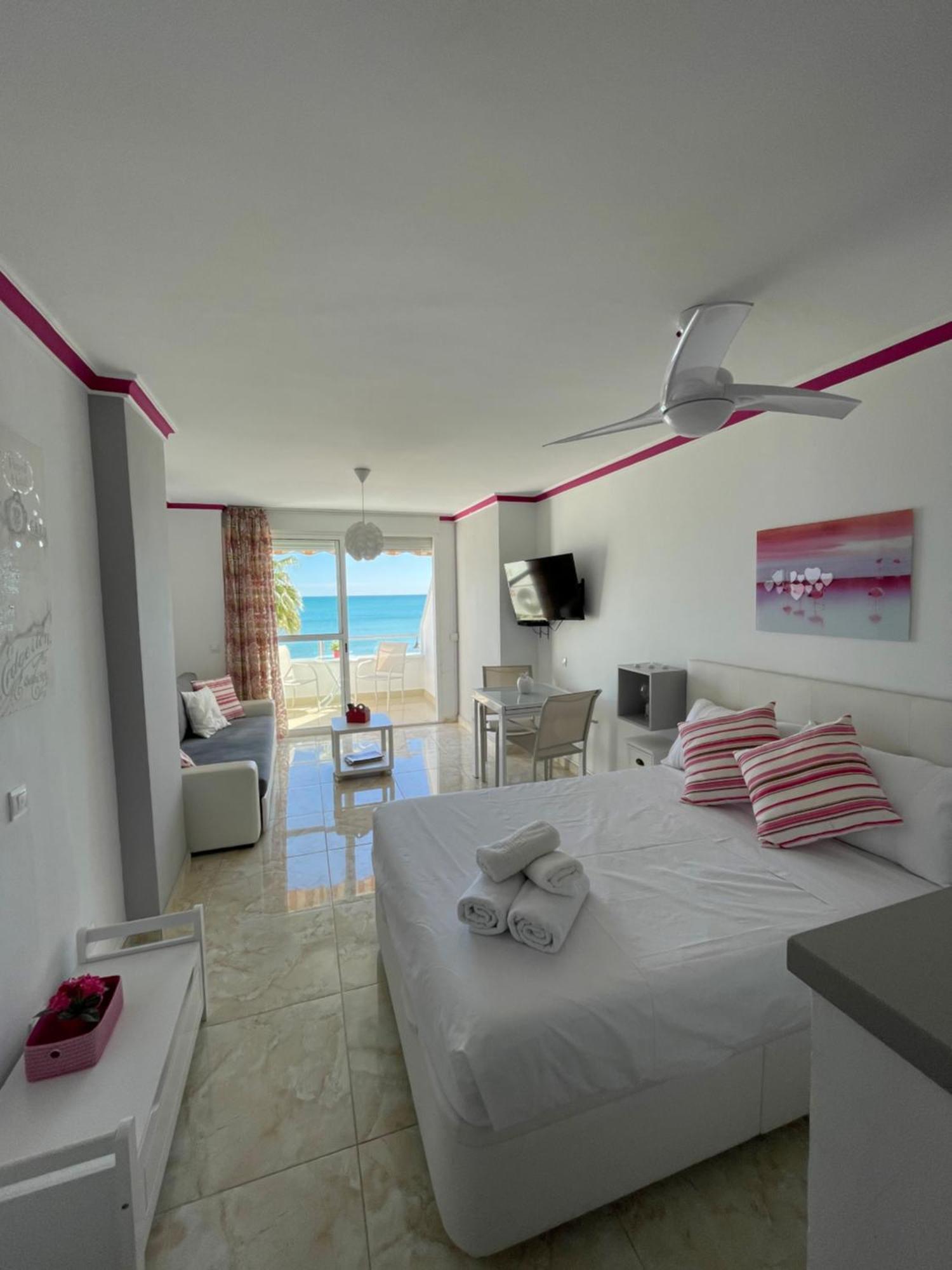 Roca Chica. Studio - First Line Beach Torremolinos Exteriör bild