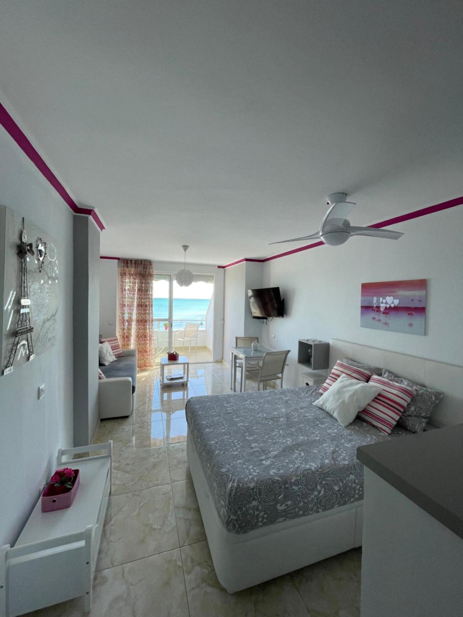 Roca Chica. Studio - First Line Beach Torremolinos Exteriör bild