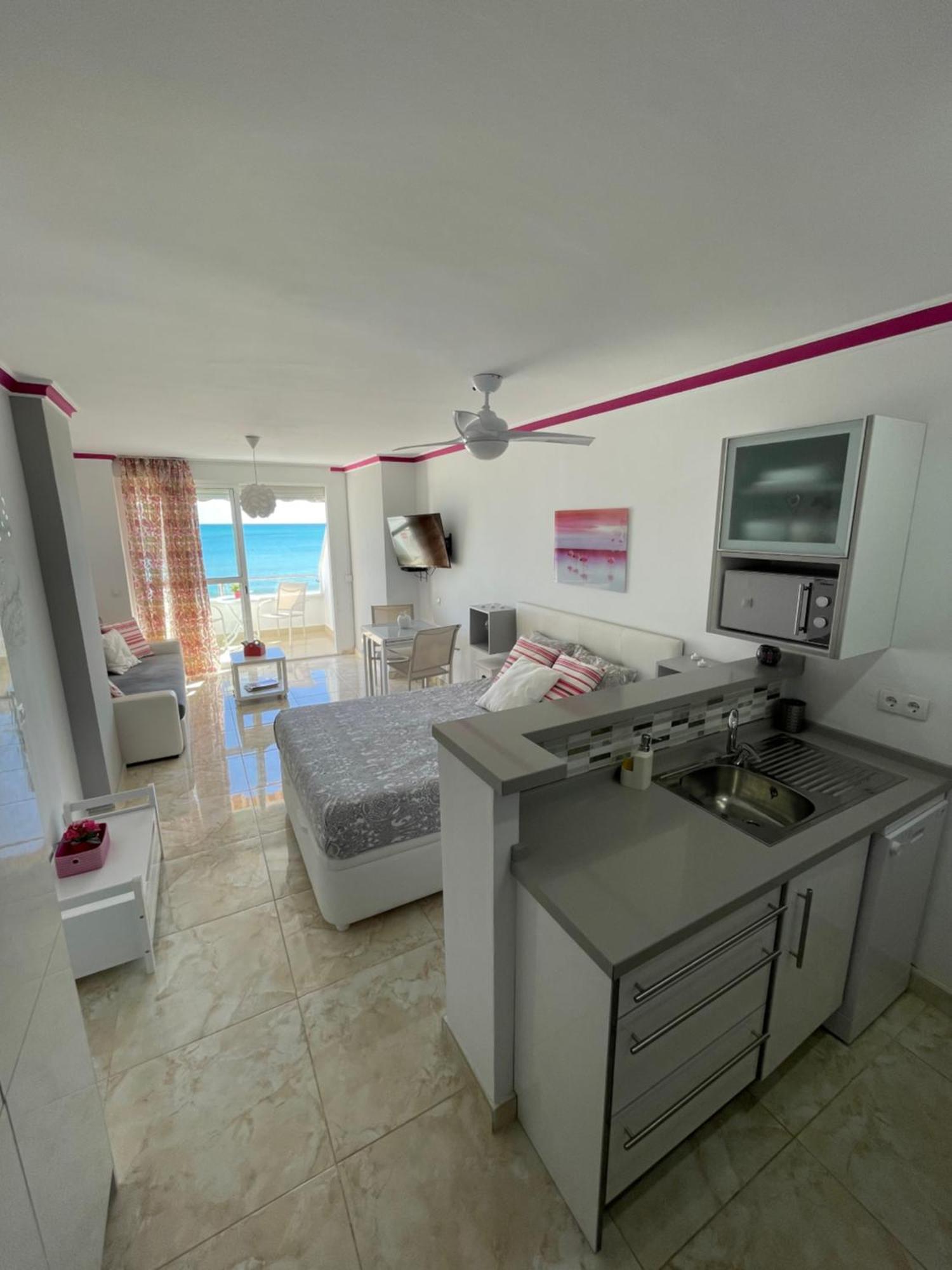Roca Chica. Studio - First Line Beach Torremolinos Exteriör bild