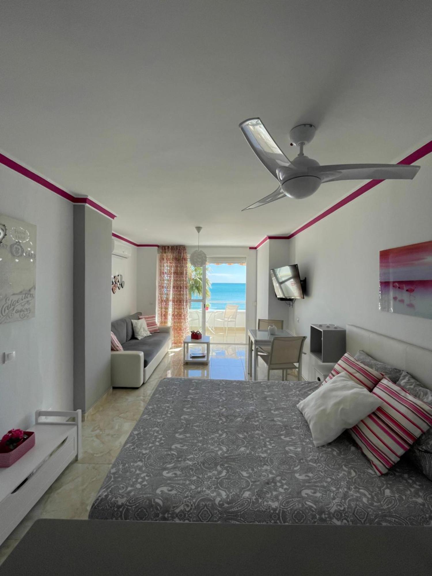 Roca Chica. Studio - First Line Beach Torremolinos Exteriör bild